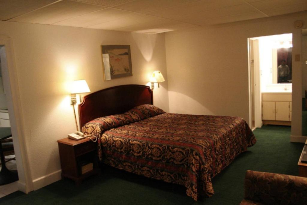 Budget Inn - Charlotte Room photo